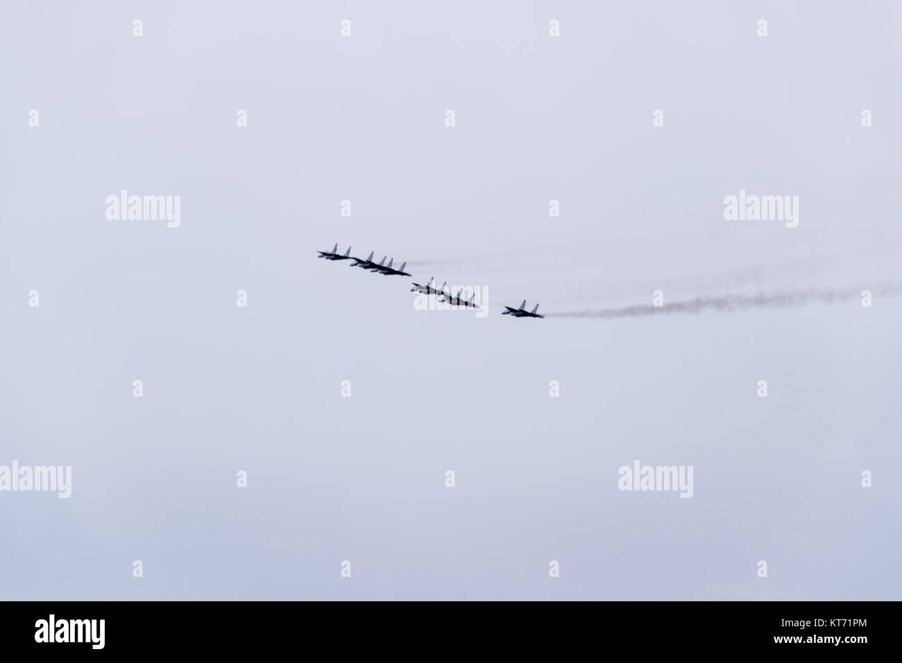 Air show nel cielo sopra il Krasnodar aeroporto la scuola di volo. Airshow in onore del difensore della patria. MiG-29 nel cielo. Foto Stock