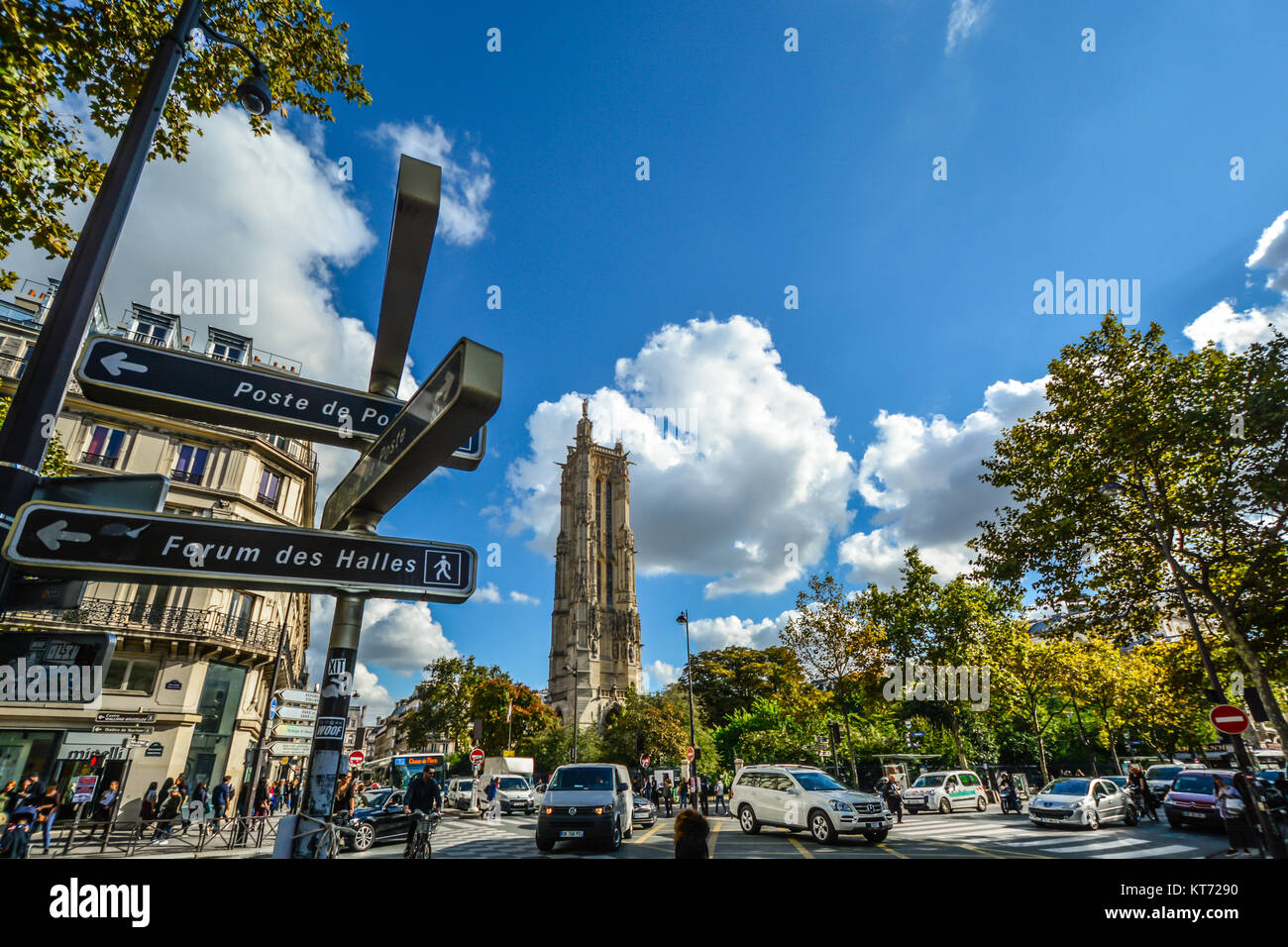 L'animato e vivace Rue de Rivoli a Parigi Francia in una giornata di sole in autunno con la gotica di San Jacques Tower in background Foto Stock