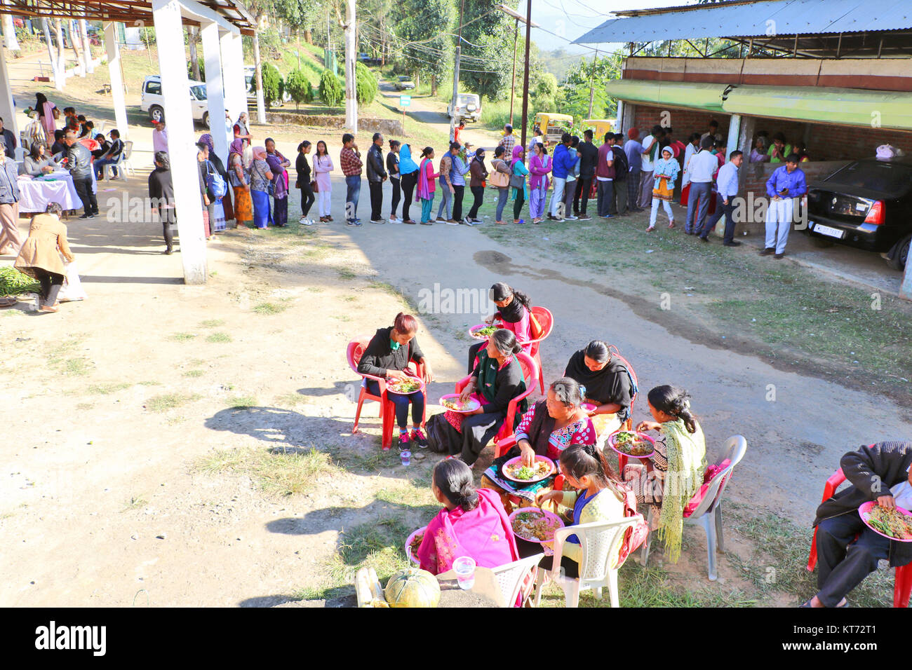 Gli agricoltori sono in coda per la assunzione di cibo durante il mondo terreno Giornata celebrata a ICAR campus, Kohima, Nagaland. Foto Stock