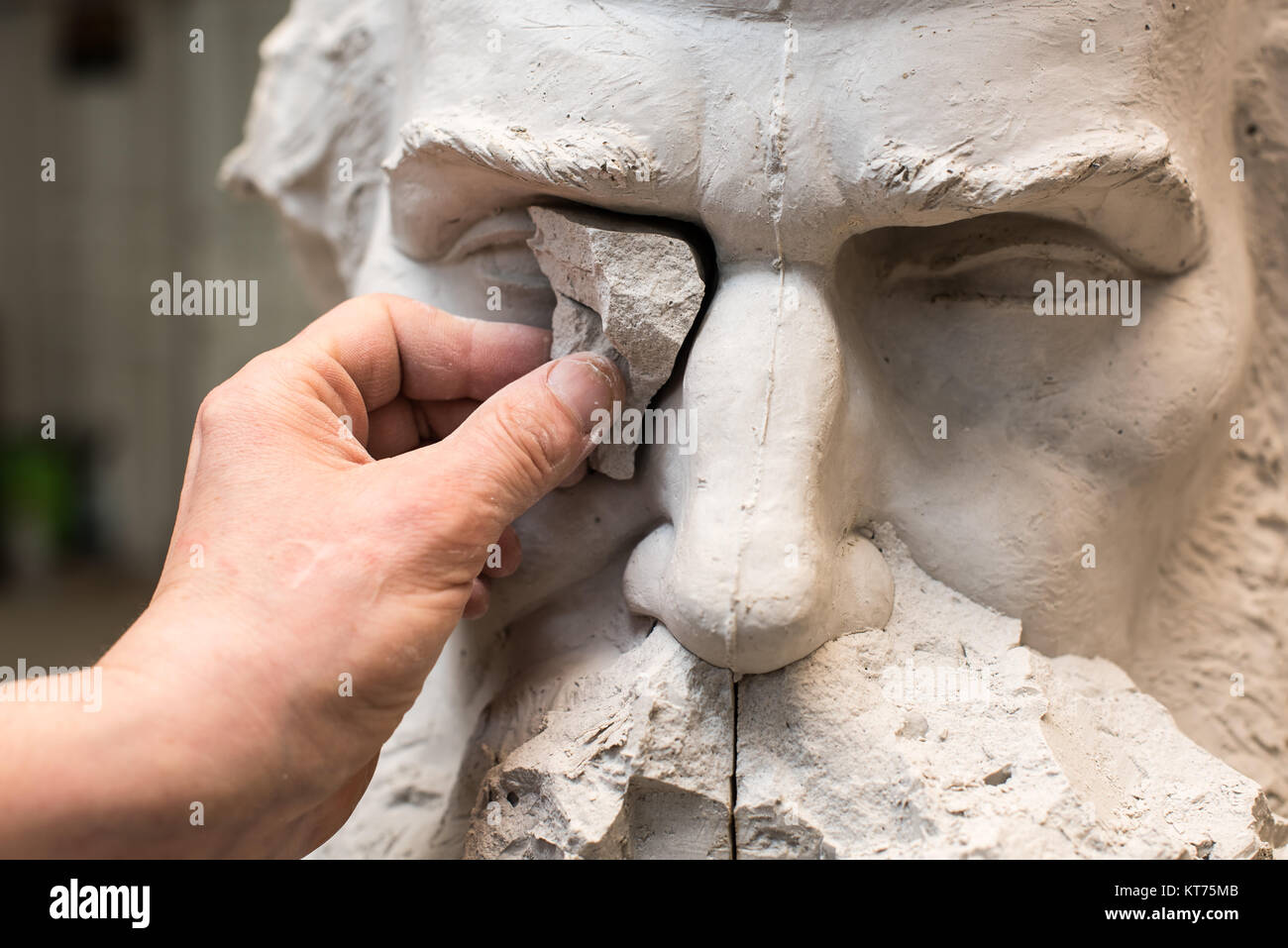 Positivo Negativo modulo. Le mani dello scultore e martello dettaglio mentre il carving. Foto Stock