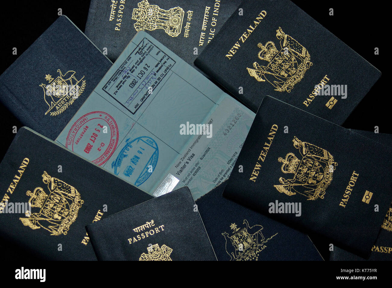 Passaporti e visti visualizzati sulle pagine aperte Foto Stock