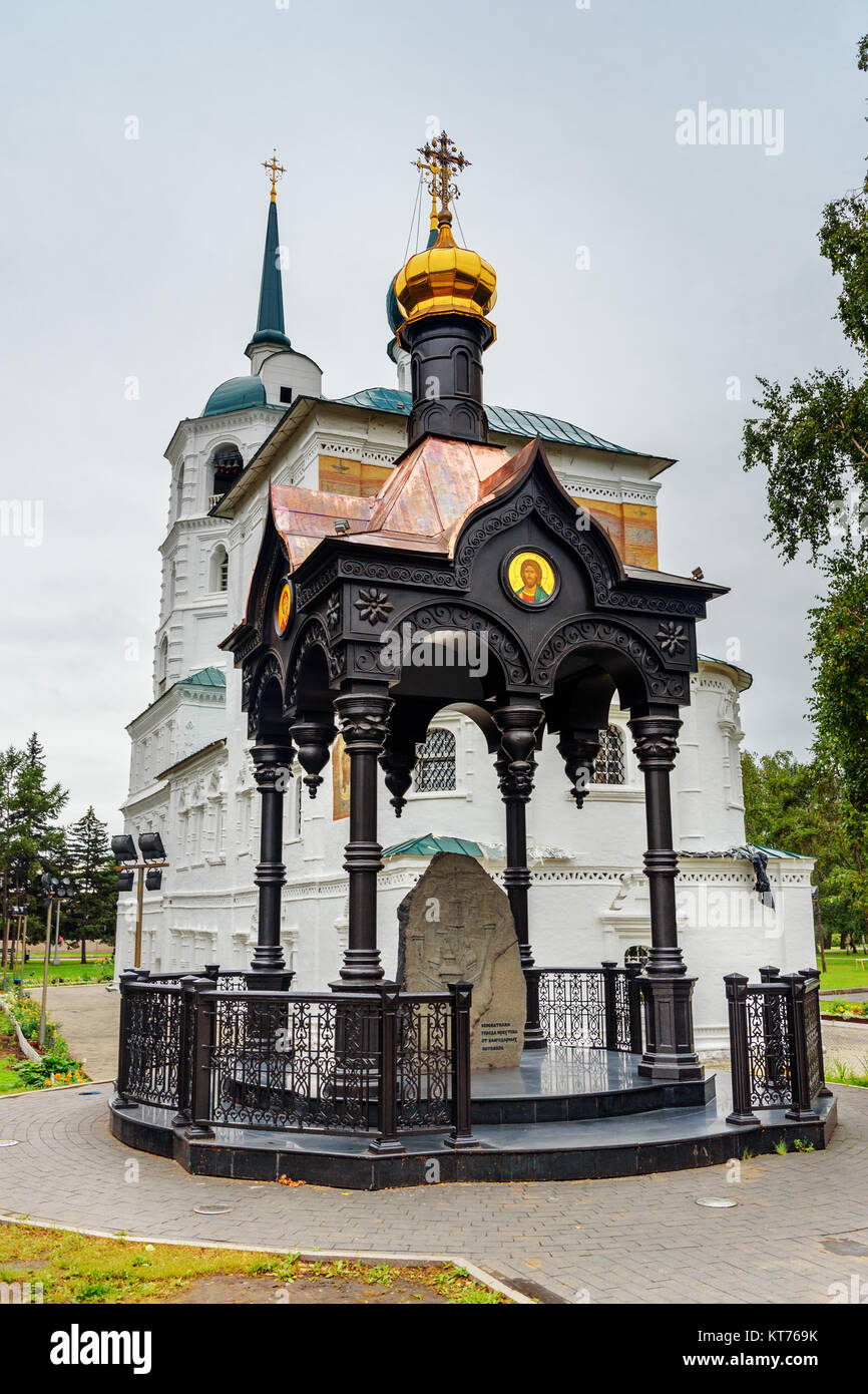 La Chiesa del nostro Salvatore. La chiesa fu costruita nel 1706-1710. E la cappella con una lapide commemorativa per i fondatori della città di Irkutsk da grato descen Foto Stock