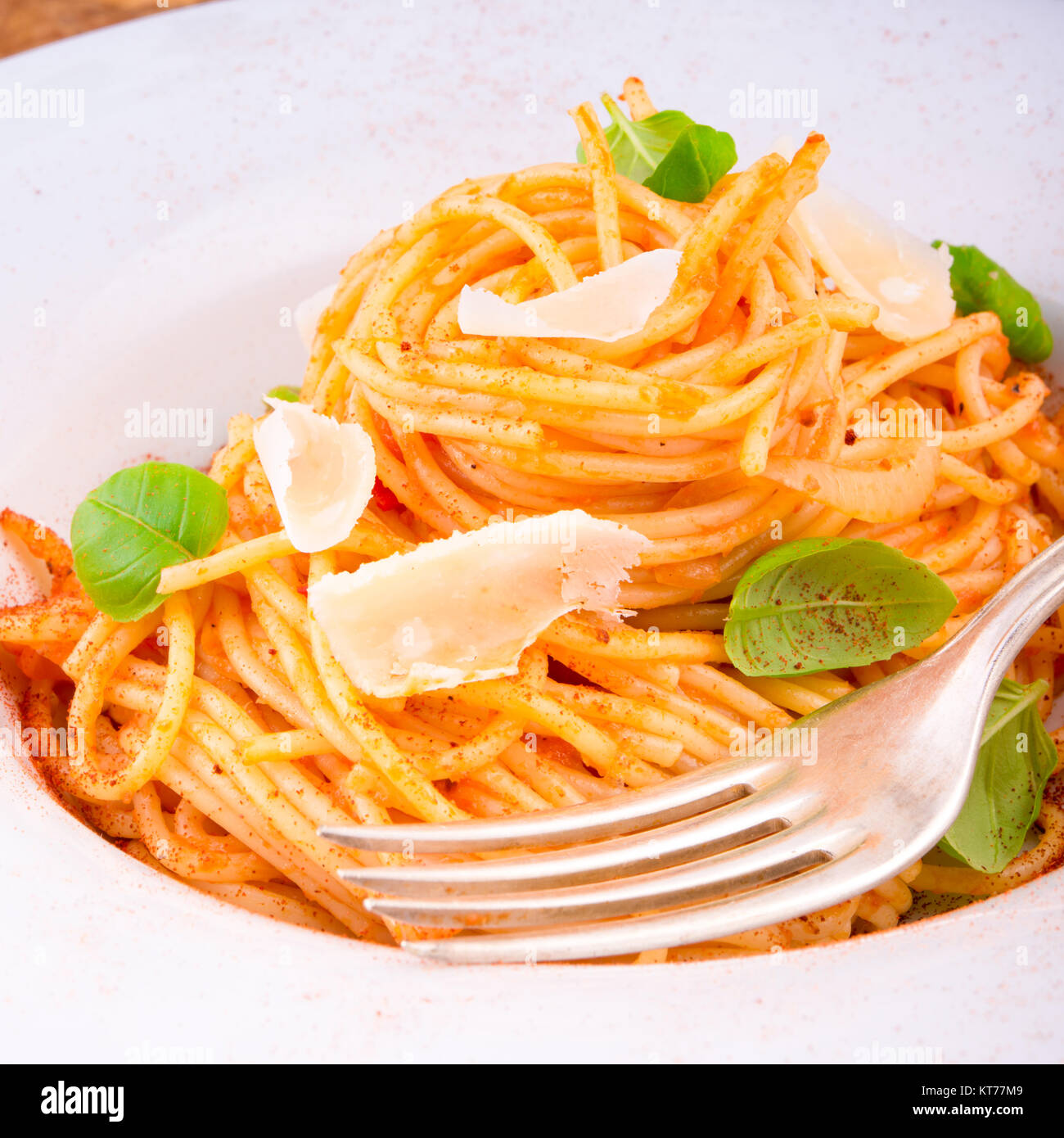 Pasta con i pomodori ciliegia, aglio e formaggio parmigiano Foto Stock