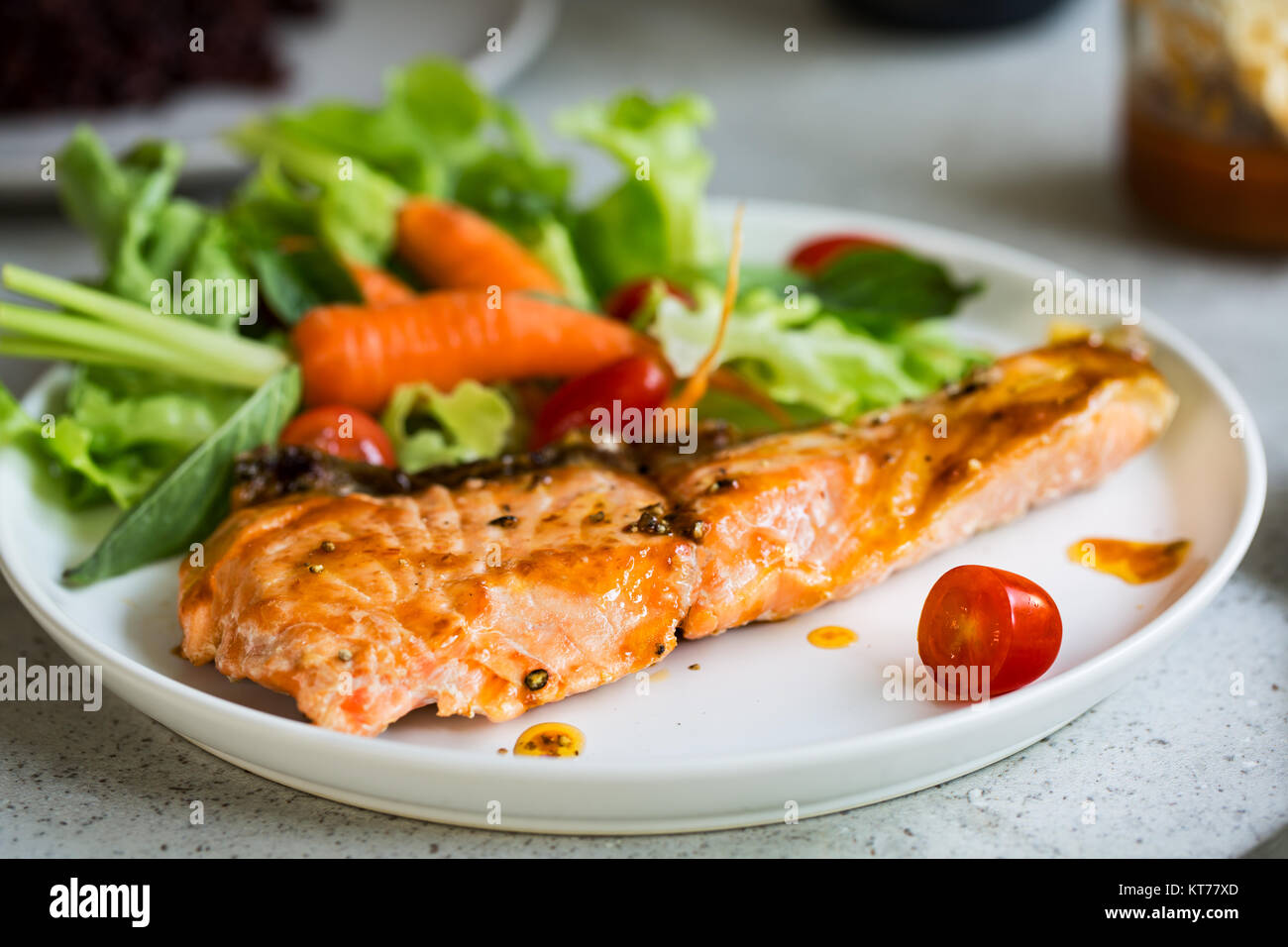 Salmone alla griglia con insalata Foto Stock