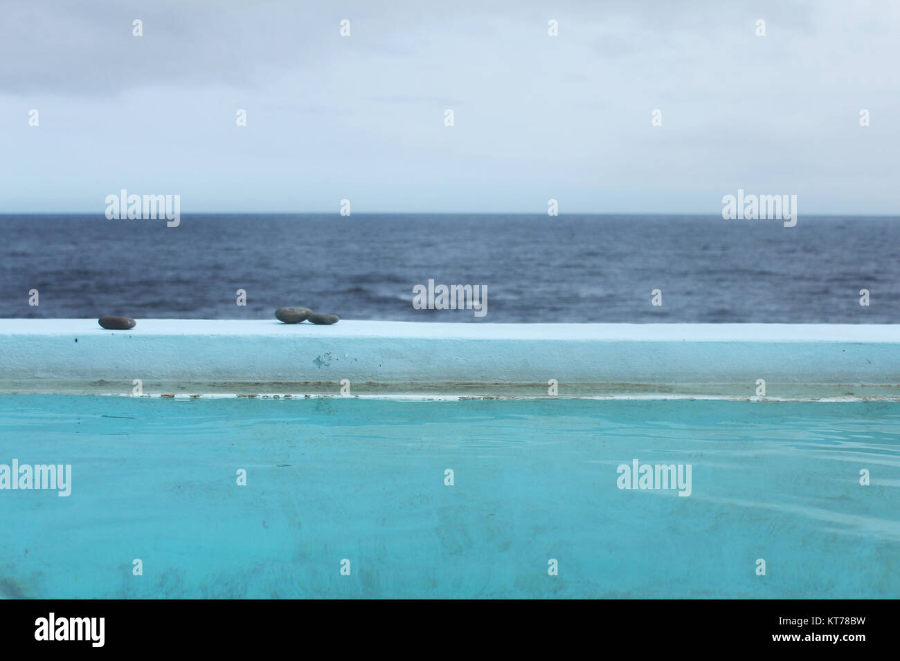 Piscina geotermica vasca calda Islanda oceano mare Foto Stock