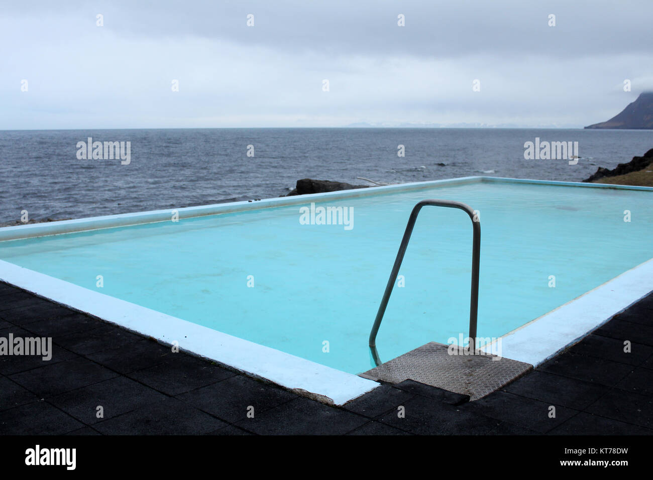 Piscina geotermica vasca calda Islanda oceano mare Foto Stock