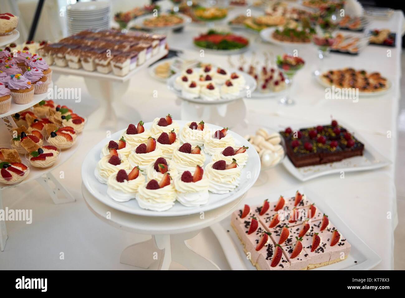 Ristorazione Ristorante Tavolo Pieno Di Diversi Tipi Di Dessert Cremoso Di Pezzi Di Torte E Souffle Secorated Con Fragole E Cioccolato Foto Stock Alamy