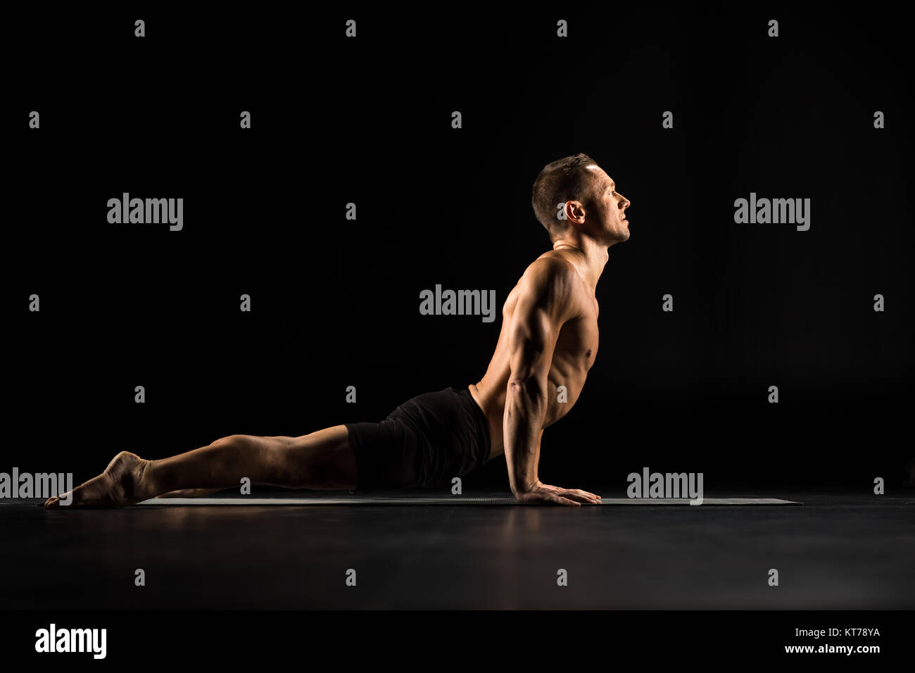Uomo disteso in posizione di yoga Foto Stock