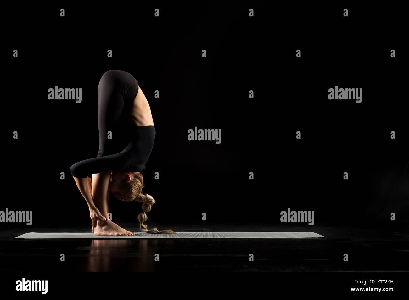 Donna in piedi in posizione di yoga Foto Stock