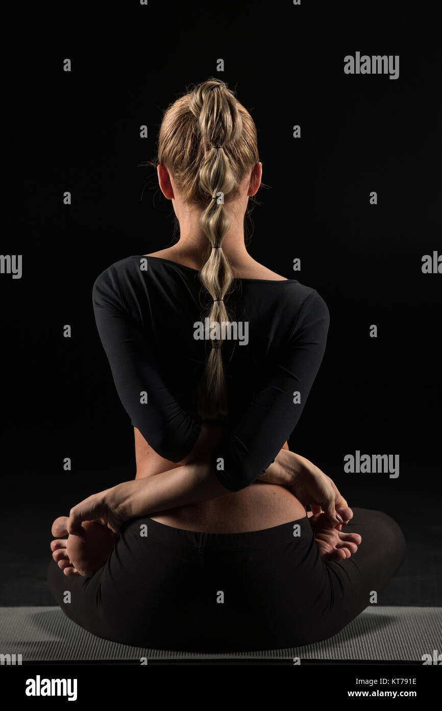 Donna seduta nella posizione di yoga Foto Stock
