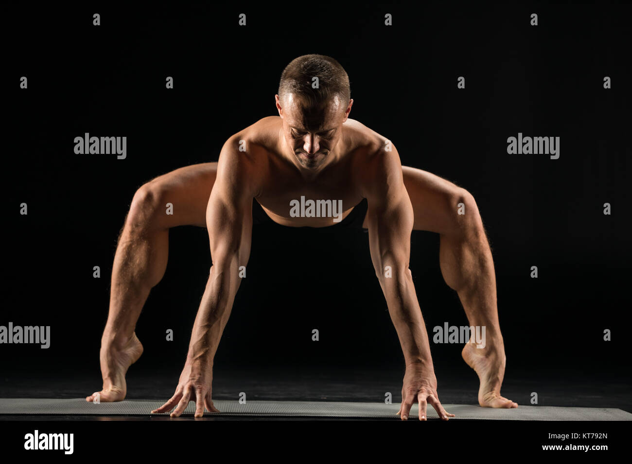 Uomo in piedi in posizione di yoga Foto Stock