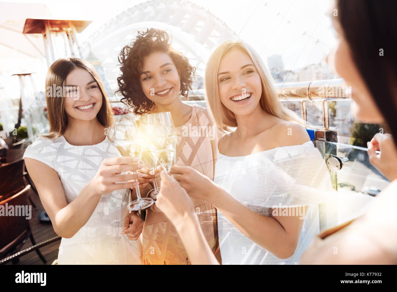 Positivo felici donne avente una celebrazione Foto Stock