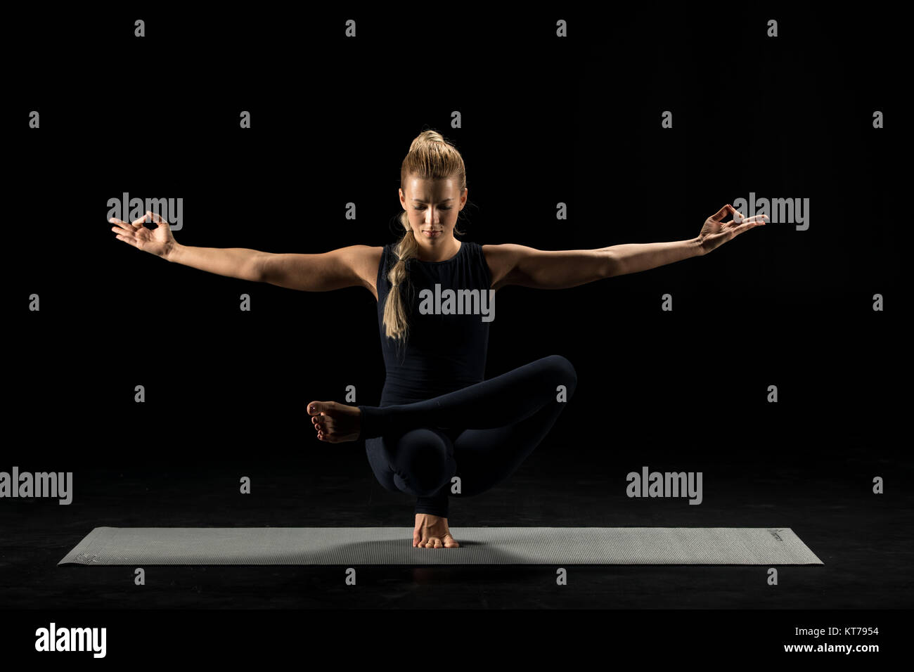 Donna in piedi in posizione di yoga Foto Stock
