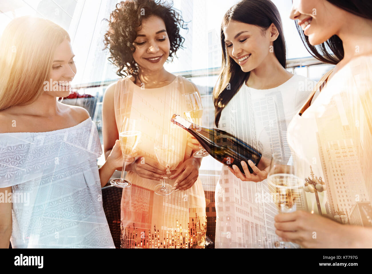 Positive le donne gioioso godendo la loro bevanda Foto Stock