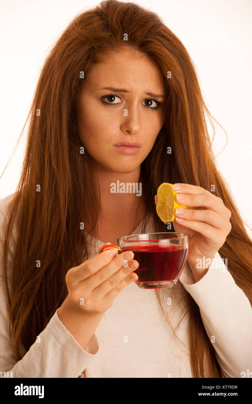 Malattia canna fumaria donna con la tazza di tè e caffè e limone su sfondo bianco Foto Stock