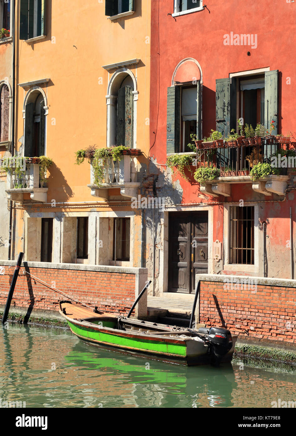 Barca verde a canal Foto Stock