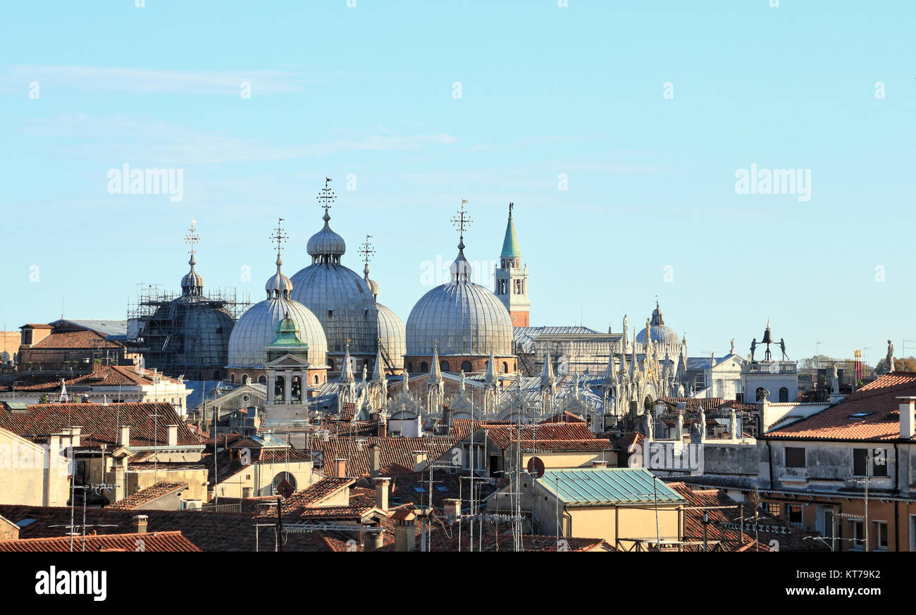 Vista dall'alto panorama sui tetti di Venezia, la Basilica di San Marco Foto Stock