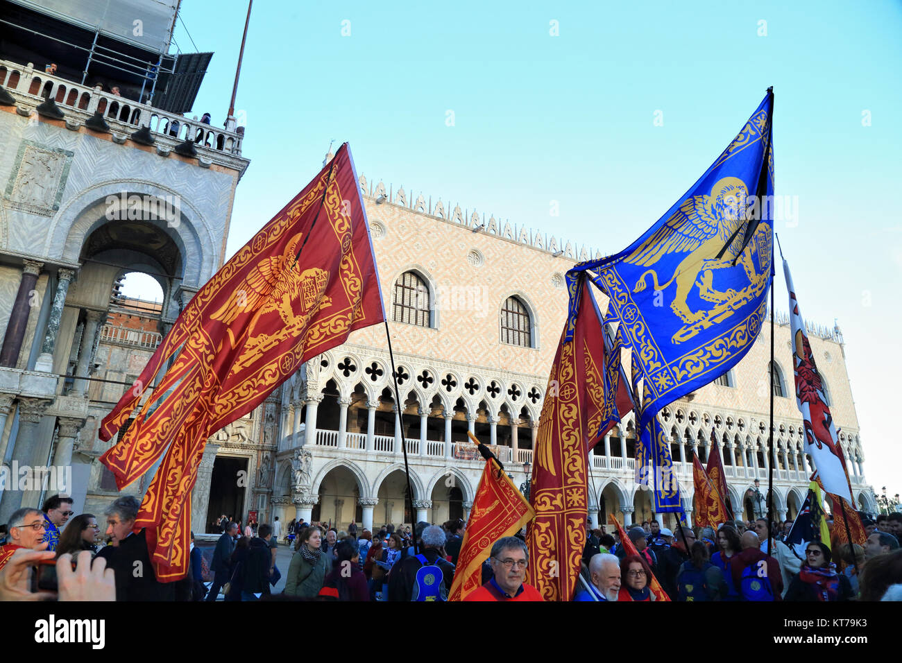 Bandiere di Venezia al Venetian Indipendenza di dimostrazione Foto Stock