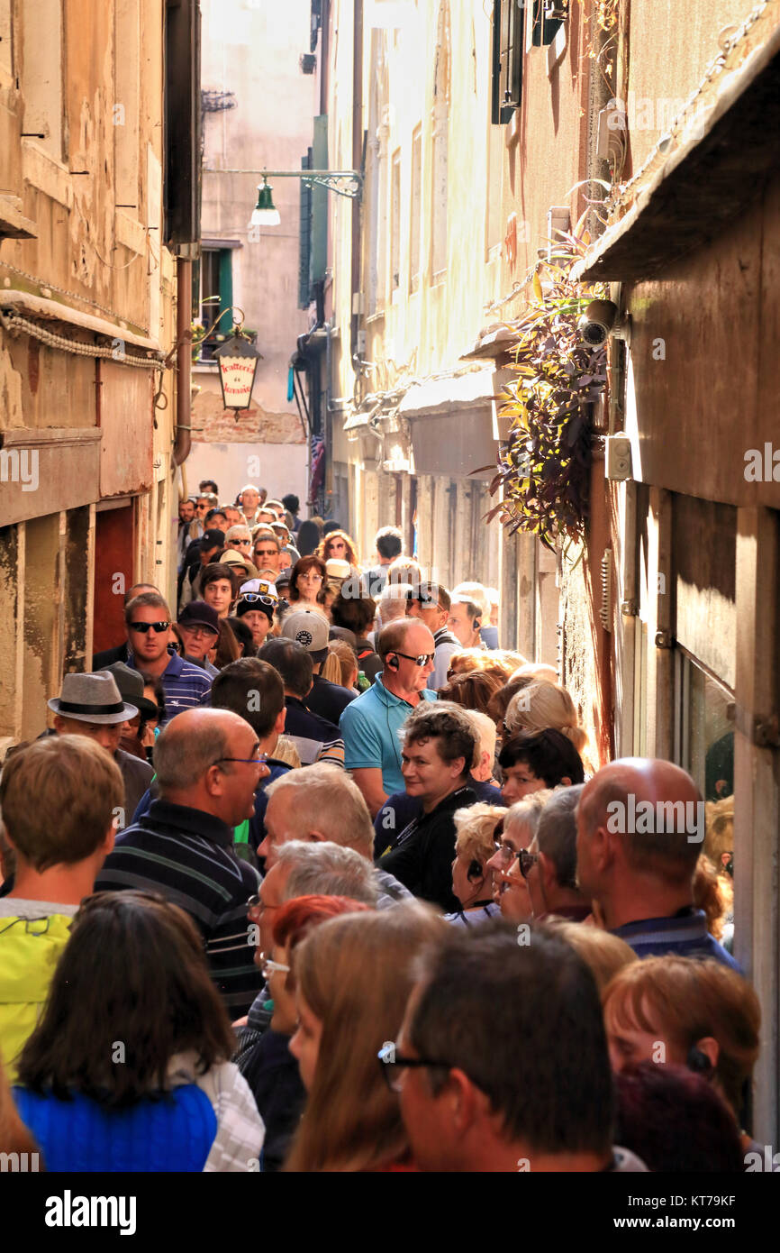 Venezia folla di turisti, il turismo di massa, strade affollate di persone Foto Stock