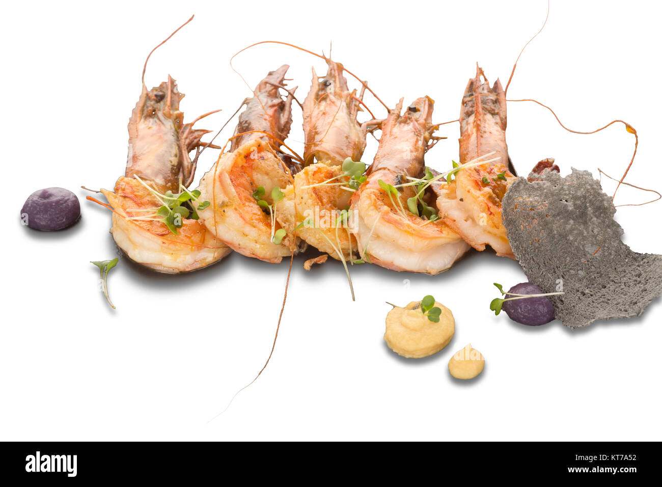 Una bella dose di gamberi cotti con salsa verde e isolato su un fondo bianco Foto Stock