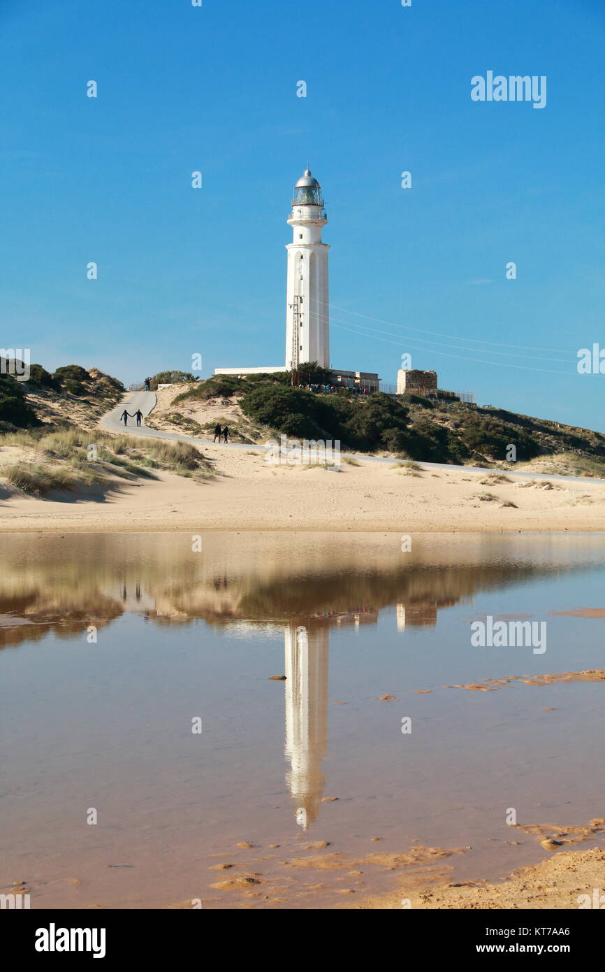 Il faro di Capo di Trafalgar riflessa nell'acqua, nelle coste del sud della Spagna Foto Stock