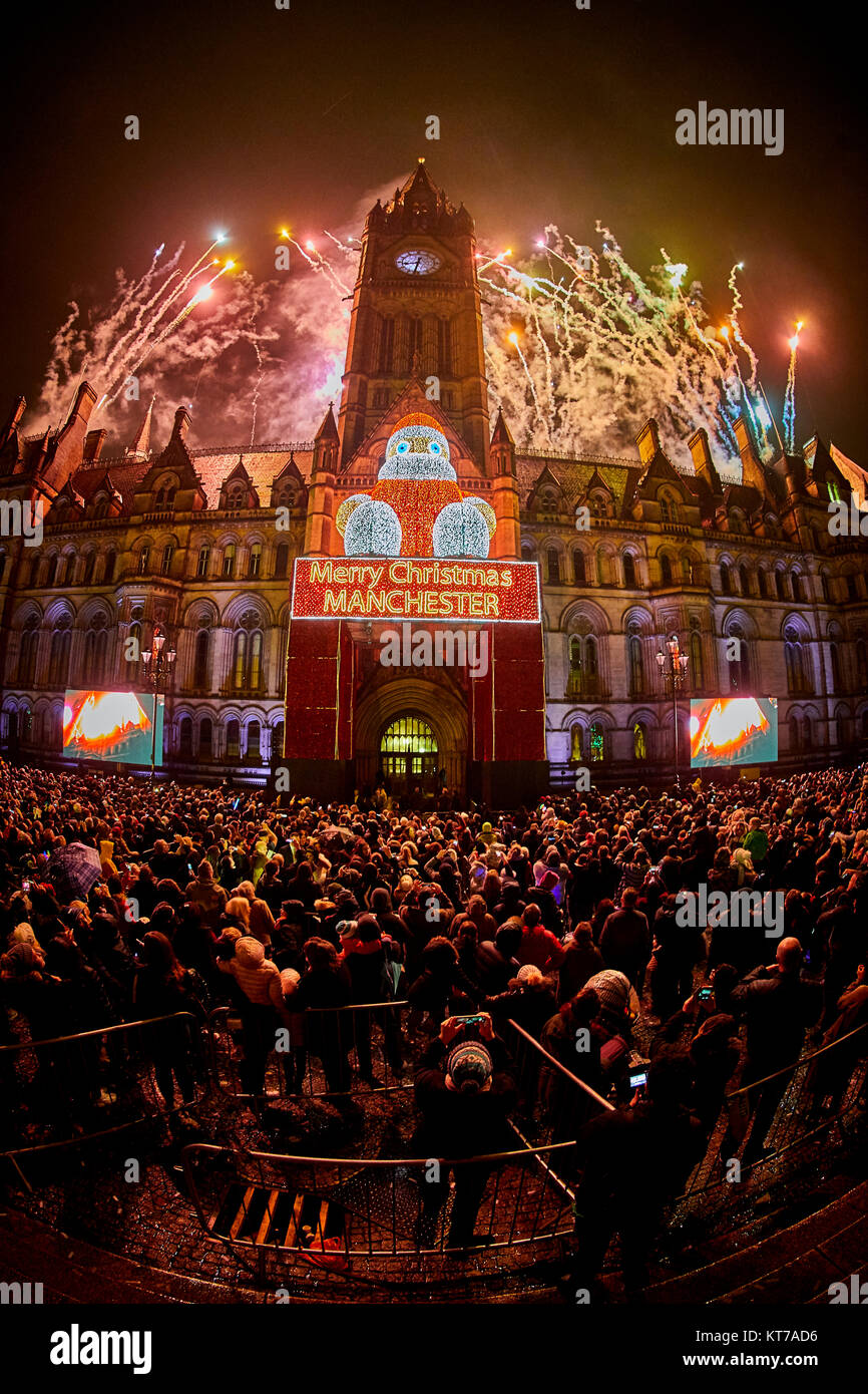 Le luci di Natale accendere 2017 a Albert Square nel centro cittadino di Manchester il Municipio di fuochi d'artificio Foto Stock