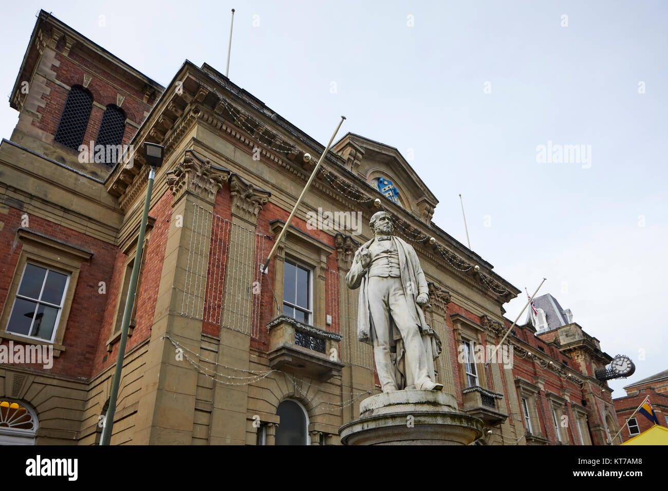 Kidderminster town hall su Vicar Street , Worcestershire, il cuore del centro della città la statua di Sir Rowland Hill, insegnante, inventore e re sociale Foto Stock