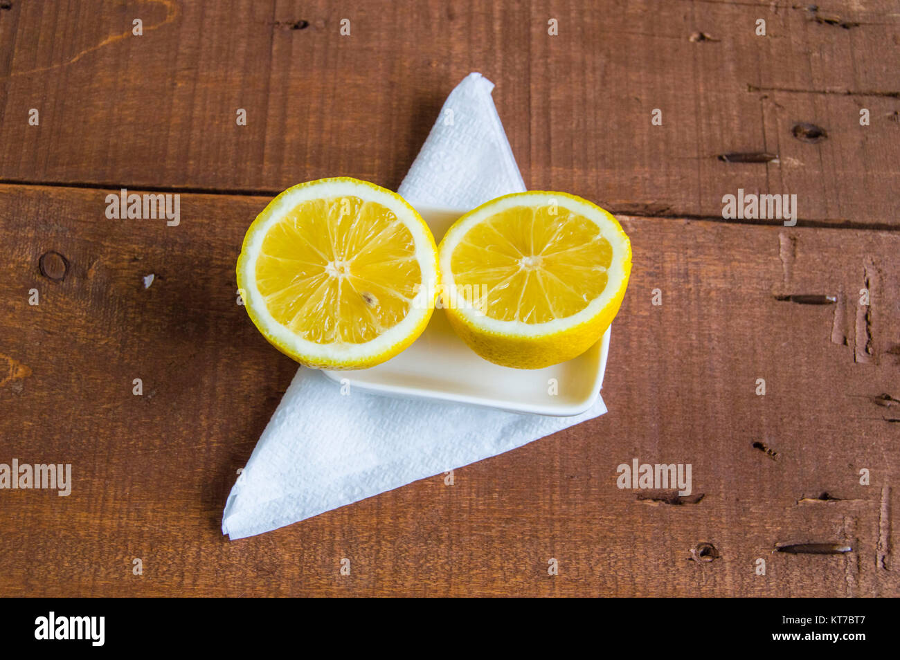 Coltello e immagini di limone pronti per il taglio sulla tavola fresca limone succosa sulla parte superiore dell'insalata e freschi per il pesce pronto a servire le foto di limone, quando il limone è tagliato Foto Stock