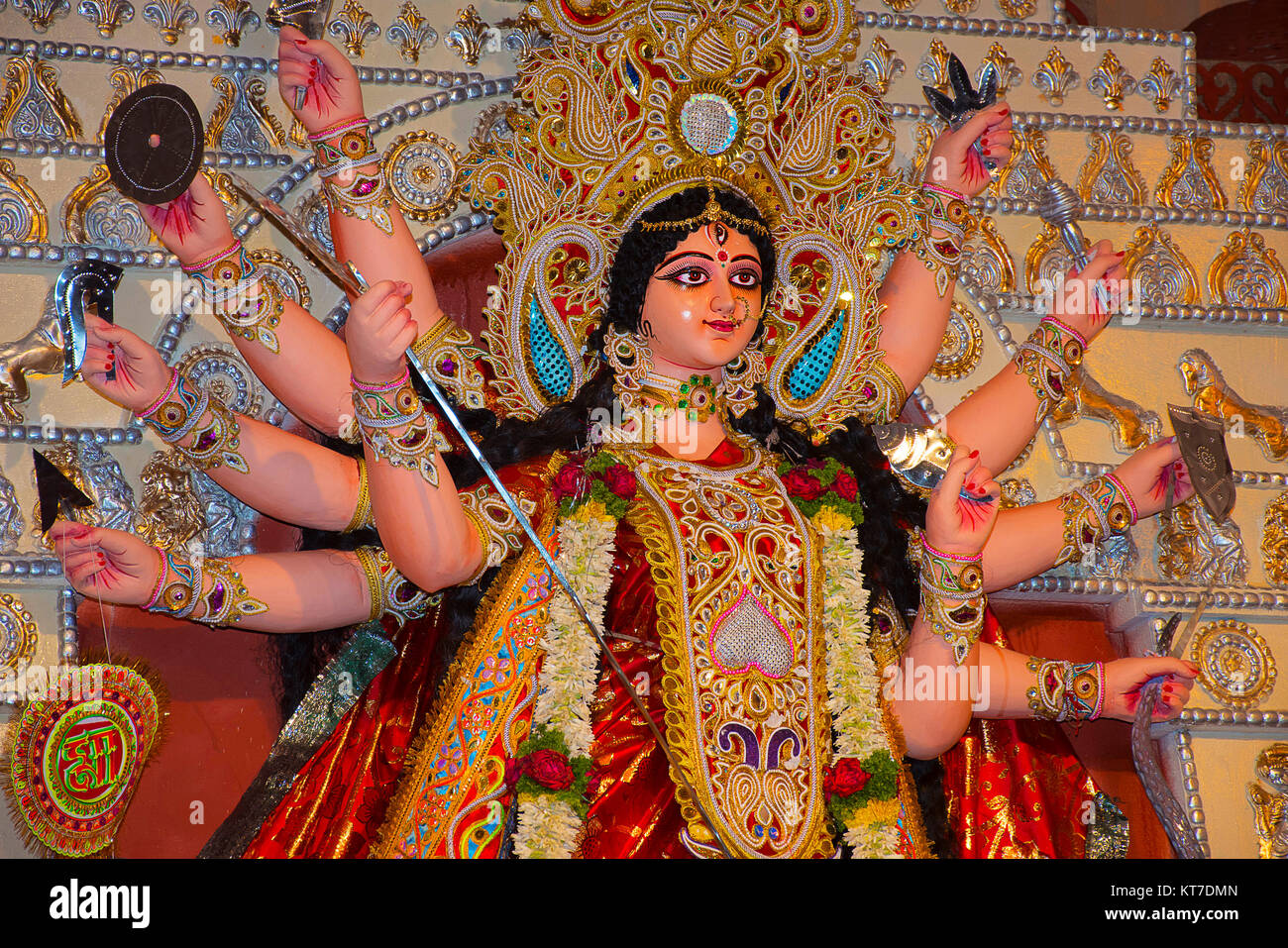 Idolo di dea Durga. Festival è celebrato durante tutto il periodo di Navaratri per dieci giorni. Congresso Bhawan di Pune, Maharashtra Foto Stock