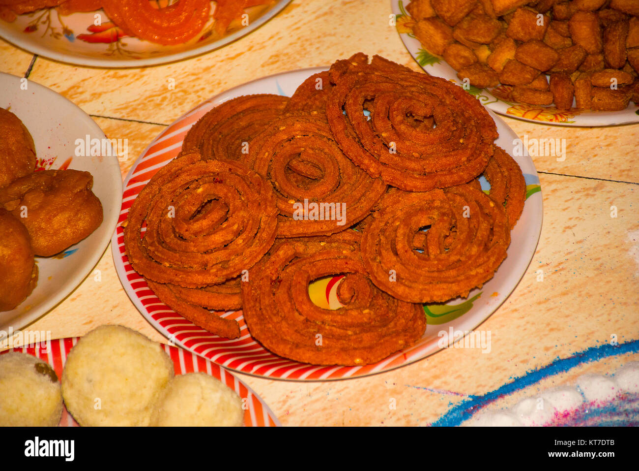 Indian snack - chakli. A spirale, pretzel-come snack con una superficie spiked. Chakli è tipicamente realizzato da farine di riso, bengal gram e nero gr Foto Stock