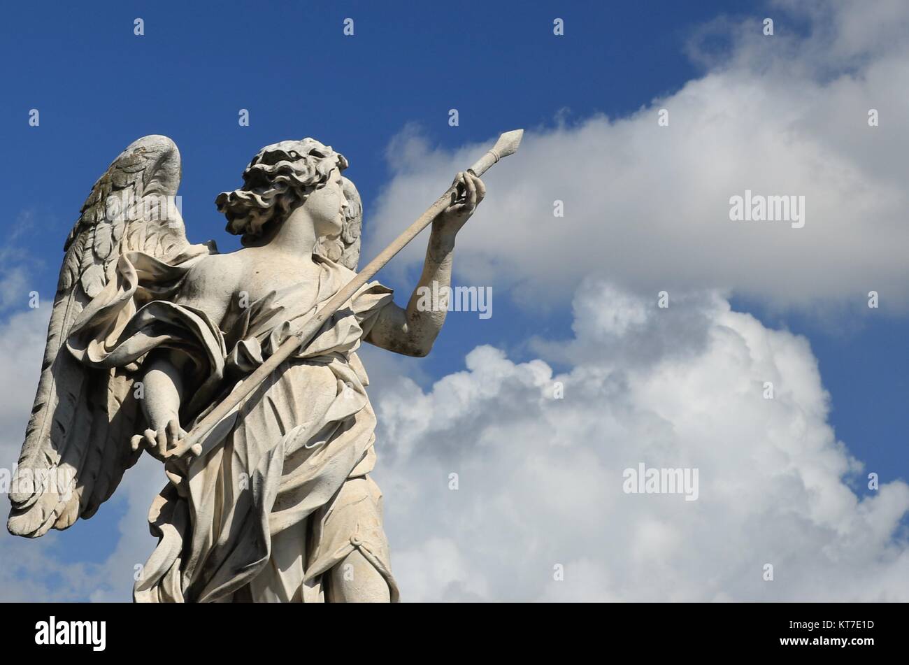 Scultura di "L'angelo con la lancia' da Ponte Sant'Angelo, noto anche come il Ponte degli Angeli in Roma, Italia. Foto Stock