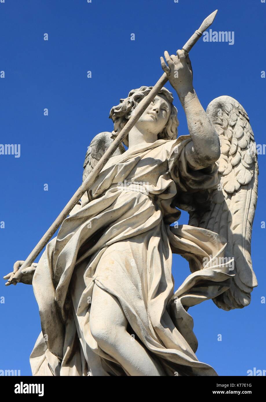 Scultura di "L'angelo con la lancia' da Ponte Sant'Angelo, noto anche come il Ponte degli Angeli in Roma, Italia. Foto Stock