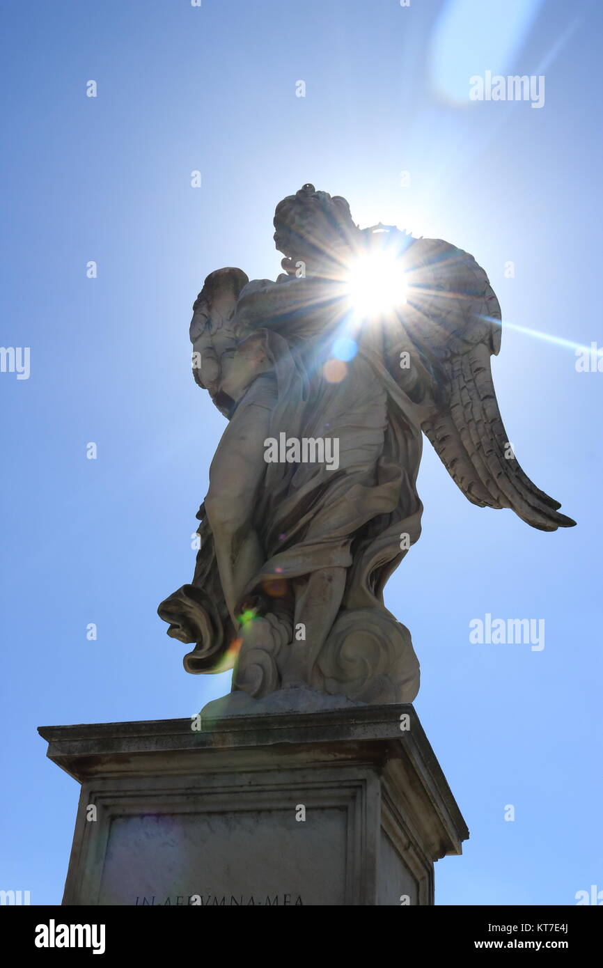 Scultura di 'angelo con la corona di spine' da Ponte Sant'Angelo, noto anche come il Ponte degli Angeli in Roma, Italia. Foto Stock