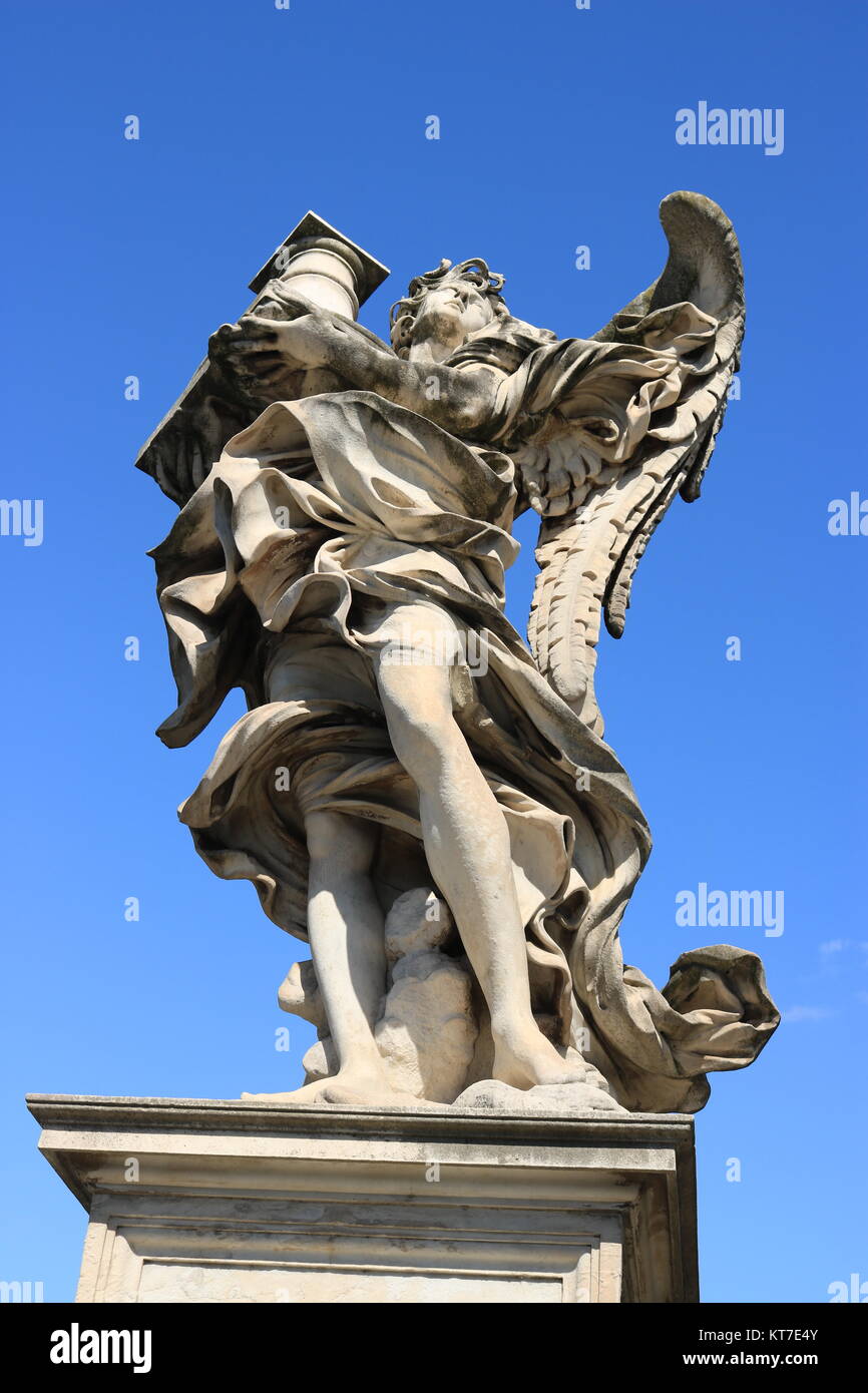 Scultura di 'angelo con la colonna' da Ponte Sant'Angelo, noto anche come il Ponte degli Angeli in Roma, Italia. Foto Stock