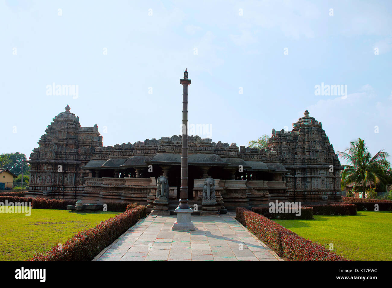 Ingresso facciata. Veera Narayana tempio, Belavadi, Chikkamagaluru district, Karnataka, India. Questo ornato trikuta (tre shrined) tempio è stato costruito in 1 Foto Stock