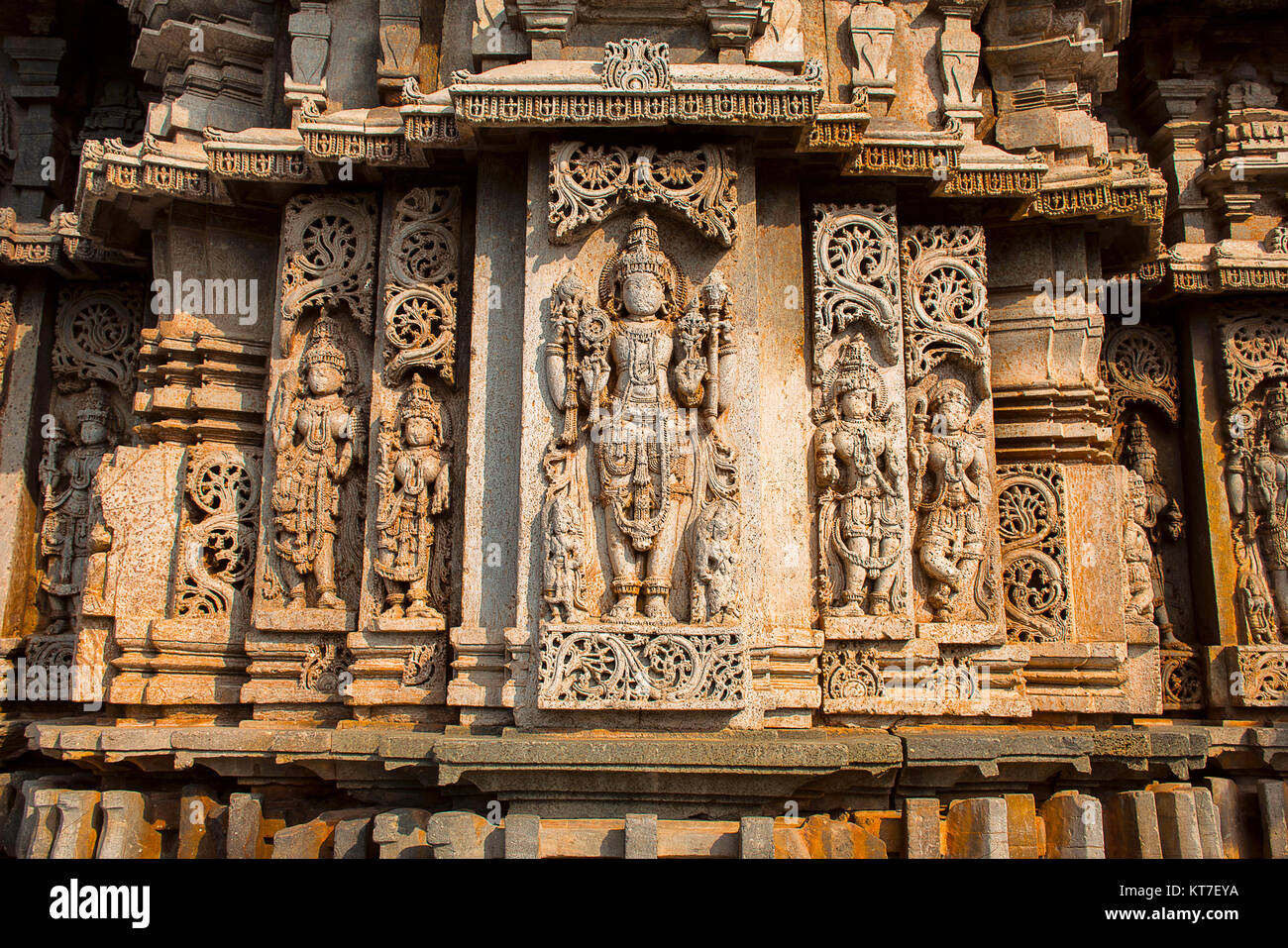 Incisioni nella parete esterna. Veera Narayana tempio, Belavadi, Chikkamagaluru district, Karnataka, India. Foto Stock