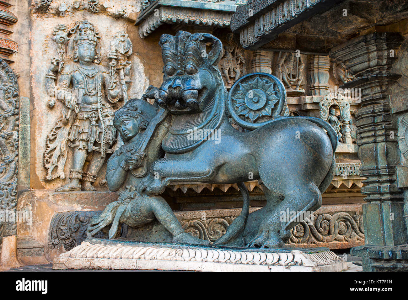 Hoysala emblema. Re combattendo lion. Tempio di Chennakeshava, Kesava o Vijayanarayana Tempio. Belur, distretto di Hassan Karnataka, India. Foto Stock