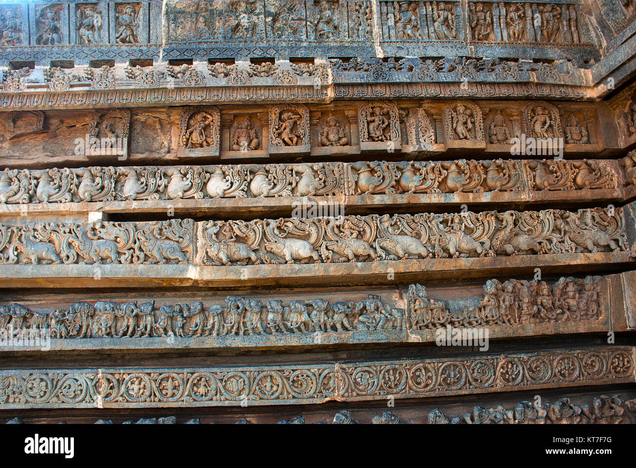 Rilievi sulla parete esterna. Tempio di Hoysalesvara, Halebid, Karnataka, del XII secolo. Tempio di Shiva Foto Stock