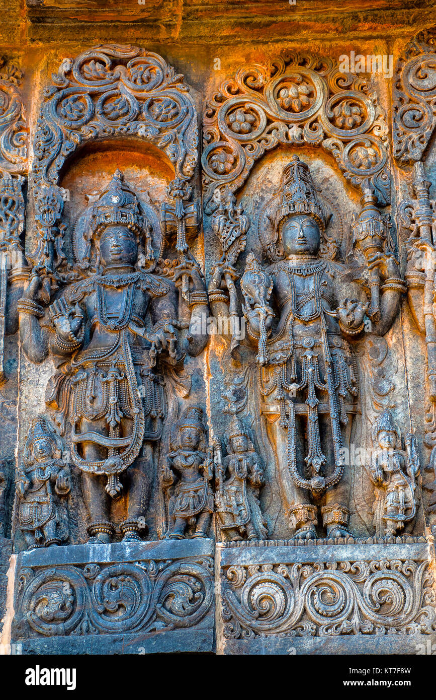 Maheshwara, Vishnu divinità sculture. Tempio di Hoysalesvara, Halebid, Karnataka, del XII secolo. Tempio di Shiva Foto Stock