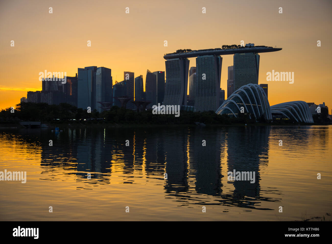 Singapore Asia Ottobre 28, 2017 Marina Bay Sands e giardini dalla baia al tramonto, visto da Marina Bay East Foto Stock