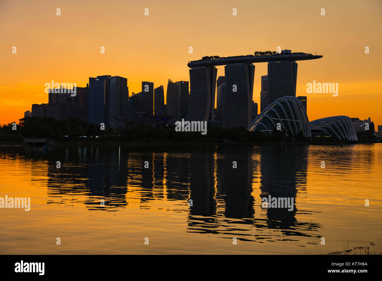 Singapore Asia Ottobre 28, 2017 Marina Bay Sands e giardini dalla baia al tramonto, visto da Marina Bay East Foto Stock