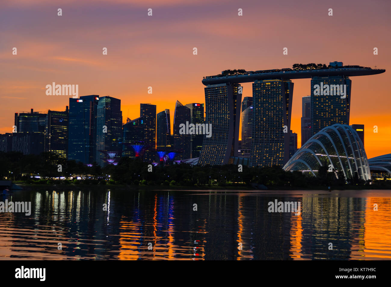 Singapore Asia Ottobre 28, 2017 Marina Bay Sands e giardini dalla baia al tramonto, visto da Marina Bay East Foto Stock