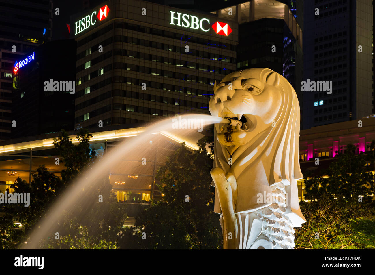 Singapore Asia Ottobre 28, 2017 Il Merlion di notte, che mostra la skyline di Singapore Foto Stock