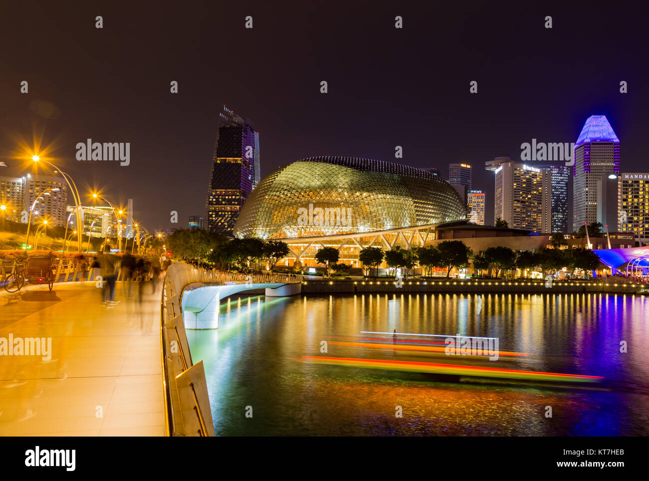 Singapore Asia Ottobre 28, 2017 Giubileo Bridge di notte che mostra i teatri dalla baia, noto anche come il Durian Foto Stock