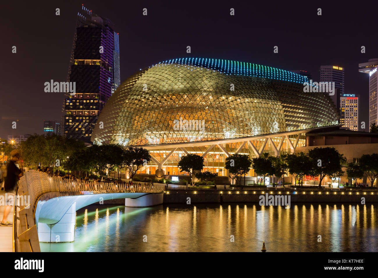 Singapore Asia Ottobre 28, 2017 Giubileo Bridge di notte che mostra i teatri dalla baia, noto anche come il Durian Foto Stock