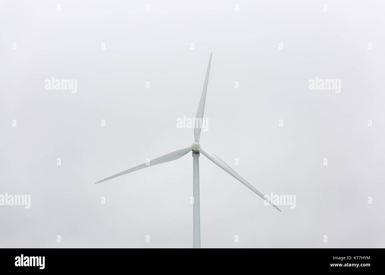 Wind Power Station con cielo grigio Foto Stock