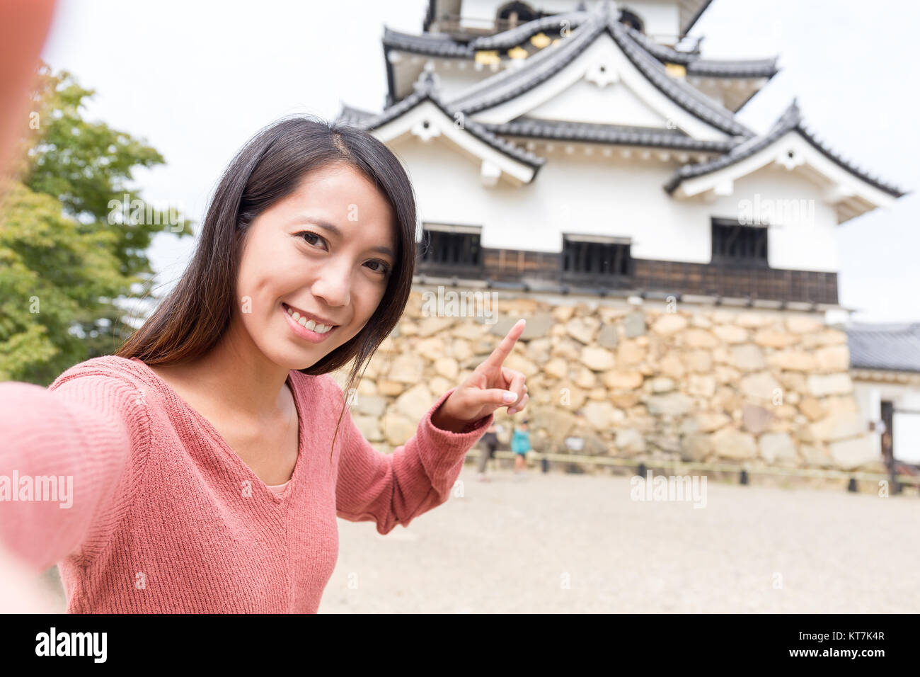 Donna prendendo selfie nel castello di Hikone Foto Stock