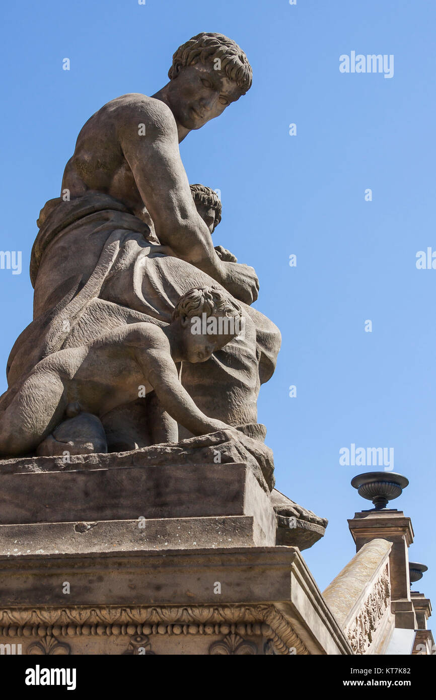 Skulpturen am Treppenaufgang zur alten Nationalgalerie di Berlino Foto Stock