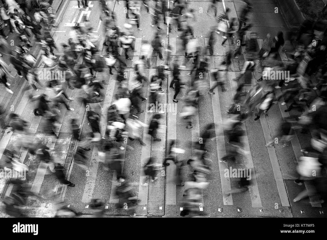 Occupato attraversamento pedonale a Hong Kong (bianco e nero) Foto Stock