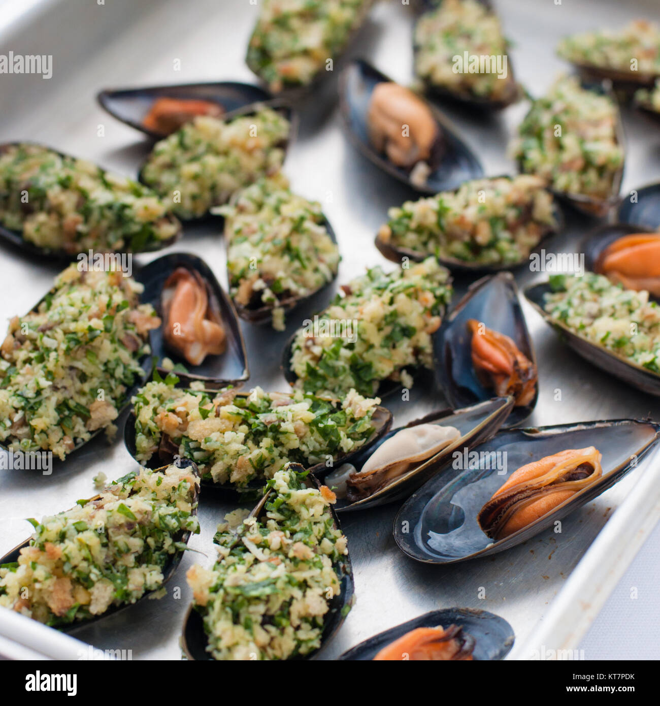 Fresca ripiena di cozze arancione sul vassoio del nastro Foto Stock